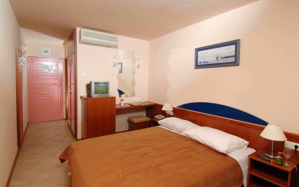 Tourist Settlement Brzet Hotel Omis Bagian luar foto